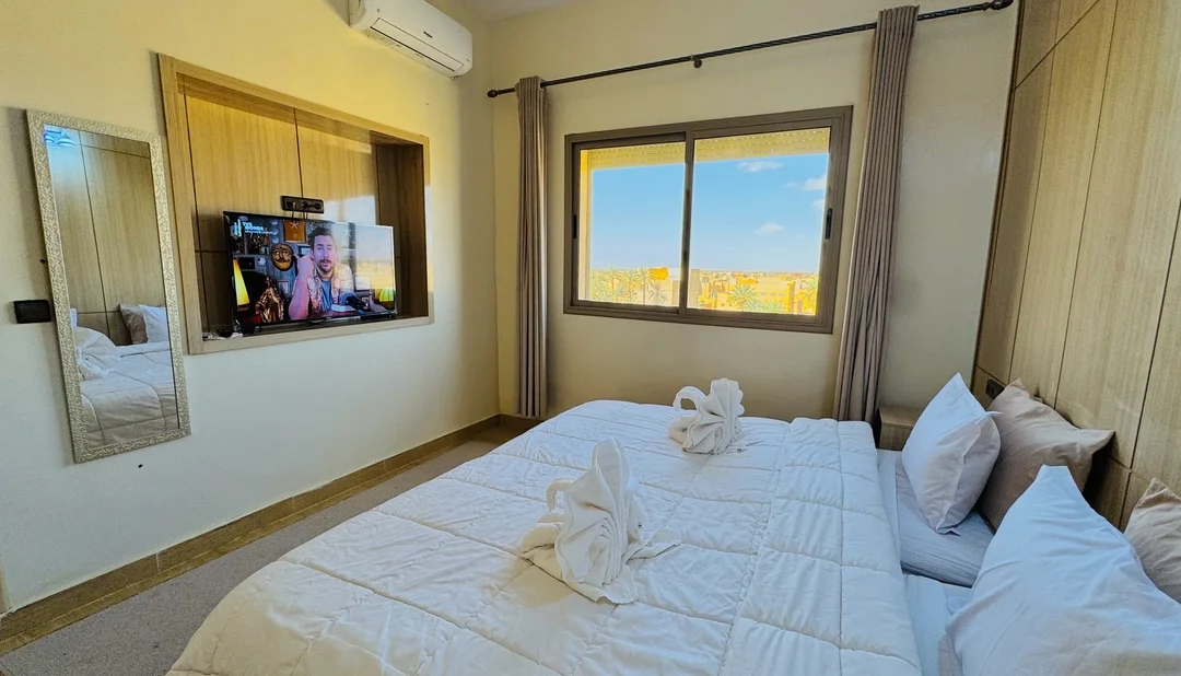 Suite Salma – Hôtel La Perle d&rsquo;Arfoud | Élégance, Espace et Luxe au Cœur du Désert